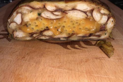 Vegetarische Bombe aus Brezelknödelteig gefült mit Mac`n Cheese im Lauchmantel